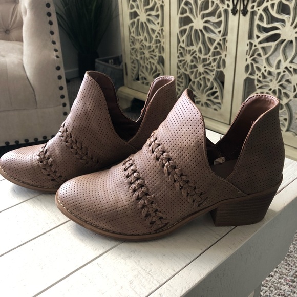 Universal Threads Brown Low Heel Bootie SZ 6 - Picture 5 of 9